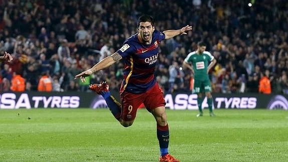 Luis Suárez celebra uno de sus goles. 