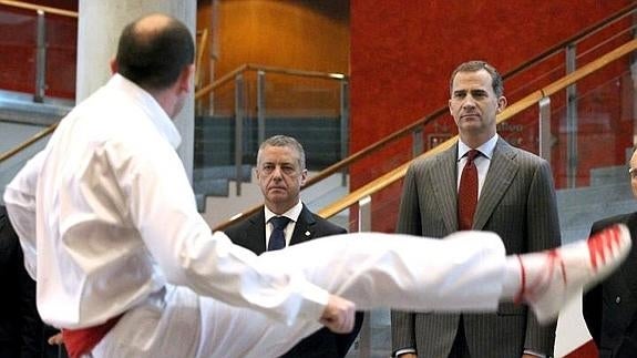 Urkullu (izq.) y el Rey observan la actuación del 'dantxari'.