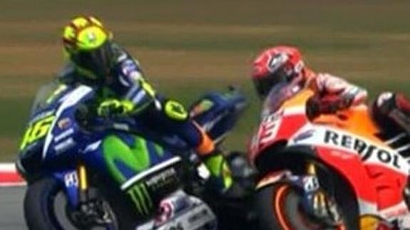 Valentino Rossi da una patada a Márquez. El Correo