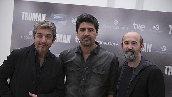 Ricardo Darín, Cesc Gay y Javier Cámara, ayer en Madrid.