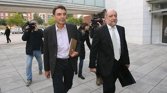 Josep Antoni Rosell, junto a uno de sus abogados. 