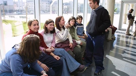 Estudiantes en el interior del IEM Mendibaldea de Vitoria.