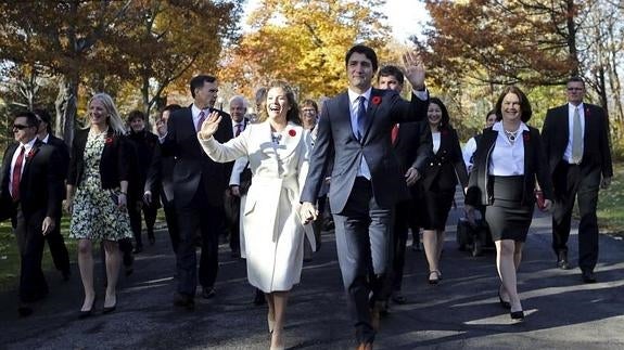 El nuevo primer ministro canadiense, Justin Trudeau, llegó a su toma de posesión andando en compañía de su mujer, Sophie, y de su Gobierno.