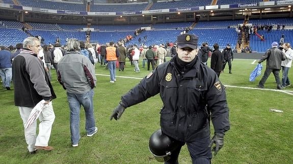 Imágenes de archivo del Bernabéu siendo evacuado. 