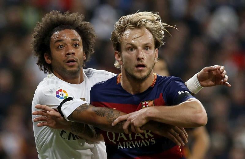 Marcelo (i) y Rakitic en el clásico. 