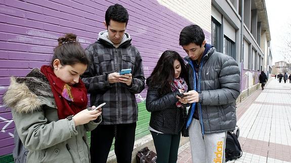 Los españoles miran su móvil una media de 41 veces.