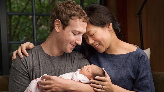 Mark Zuckerberg y su esposa, Priscilla Chan, junto a su hija recién nacida.