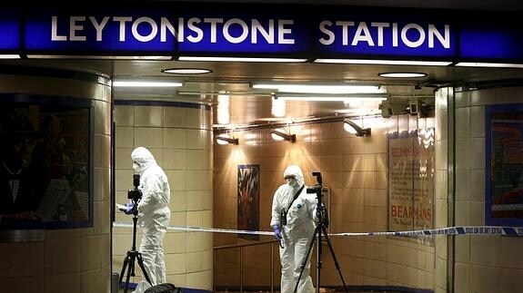 Investigadores en la escena del ataque en el metro de Londres.