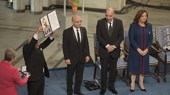 Los galardonados reciben el premio.