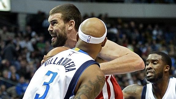 Marc Gasol intenta zafarse de Charlie Villanueva. 