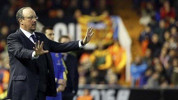 Benítez dirigiendo su último partido como entrenador blanco. 