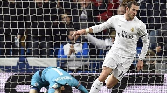 Gareth Bale celebra uno de sus goles al Deportivo. 