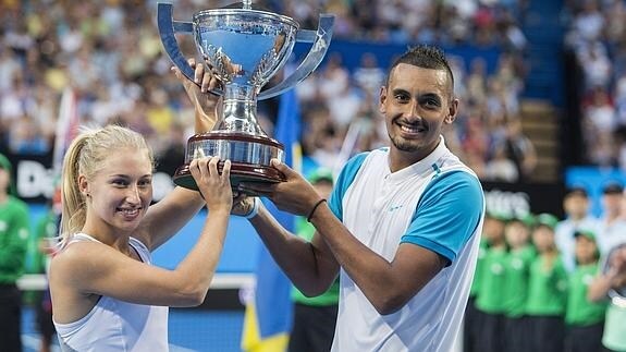 Gavrilova y Kyrgios, con el trofeo de campeones. 