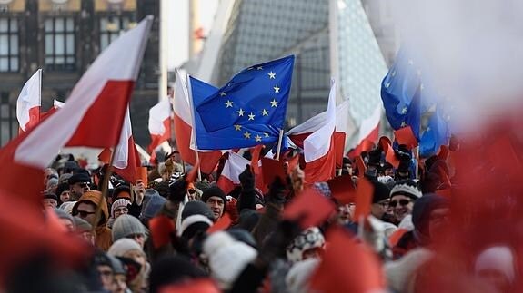 Miles de personas se manifestaron el pasado día dos en Poznan en contra de las medidas del Gobierno y a favor de la democracia.