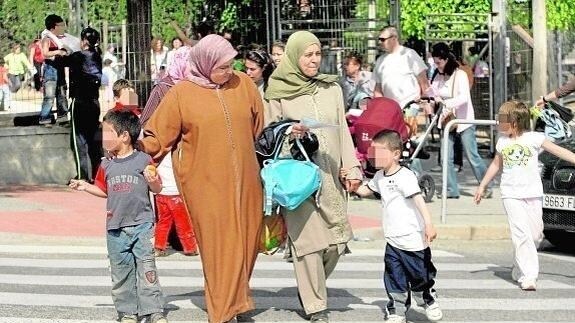Madres musulmanas recogen a sus hijos de un colegio público en Cataluña.