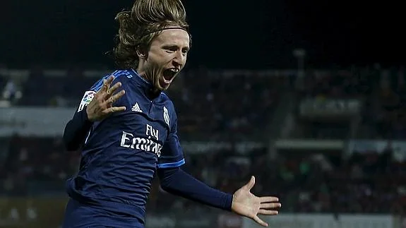 Modric celebra su gol en Granada. 