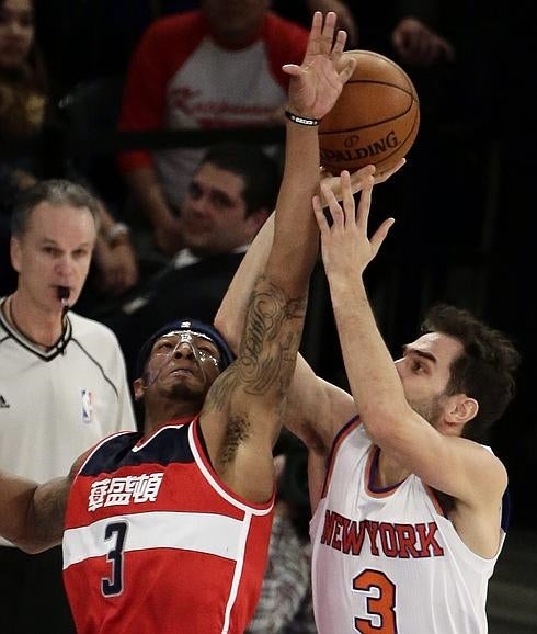 Bradley Beal bloquea un lanzamiento de Calderón. 