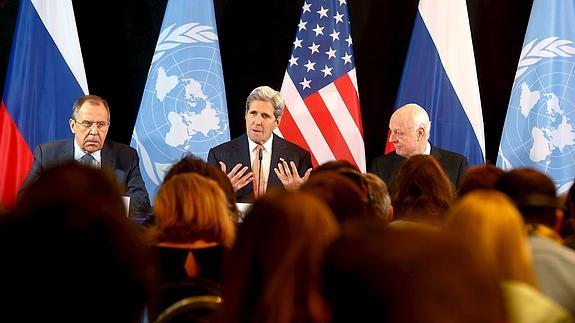 Serguéi Lavrov, John Kerry y Stefan de Mistura. 