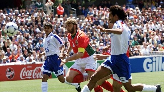 El búlgaro Trifon Ivanov (C), en un partido. 