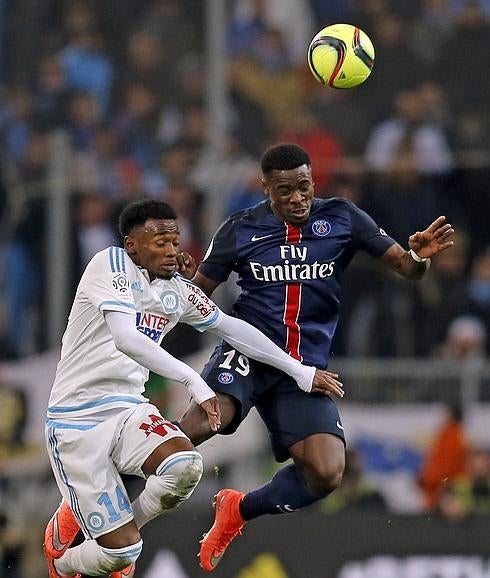 Serge Aurier (d) durante un partido del PSG. 