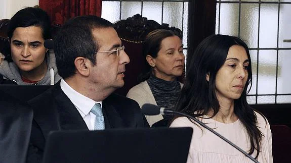Triana, Montserrat y Raquel Gago, durante el juicio. 