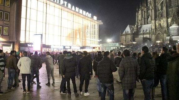 Numerosas personas frente a la estacion de tren de Colonia durante las celebraciones de Nochevieja.