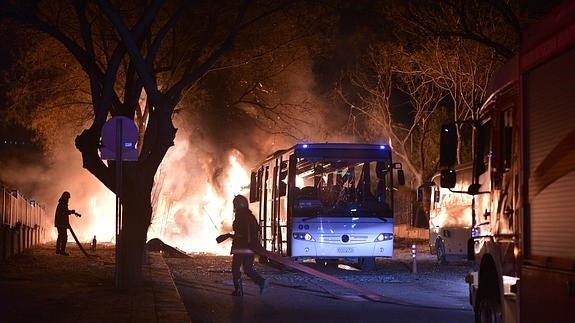 Bomberos tratan de apagar el fuego en el lugar de la explosión.