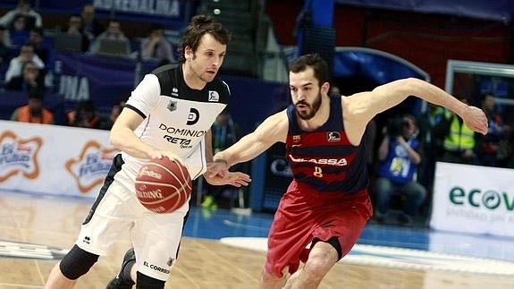 Raúl López conduce el balón.