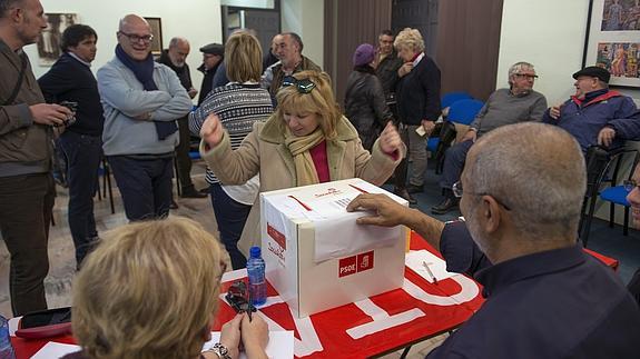 Afiliados del PSOE participan en la consulta sobre el acuerdo firmado con Ciudadanos.