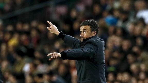 Luis Enrique da órdenes en un partido. 