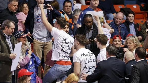Detractores de Trump se manifiestan durante un acto del magnate en Chicago.