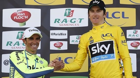 Alberto Contador (i) felicita a Geraint Thomas (d). 