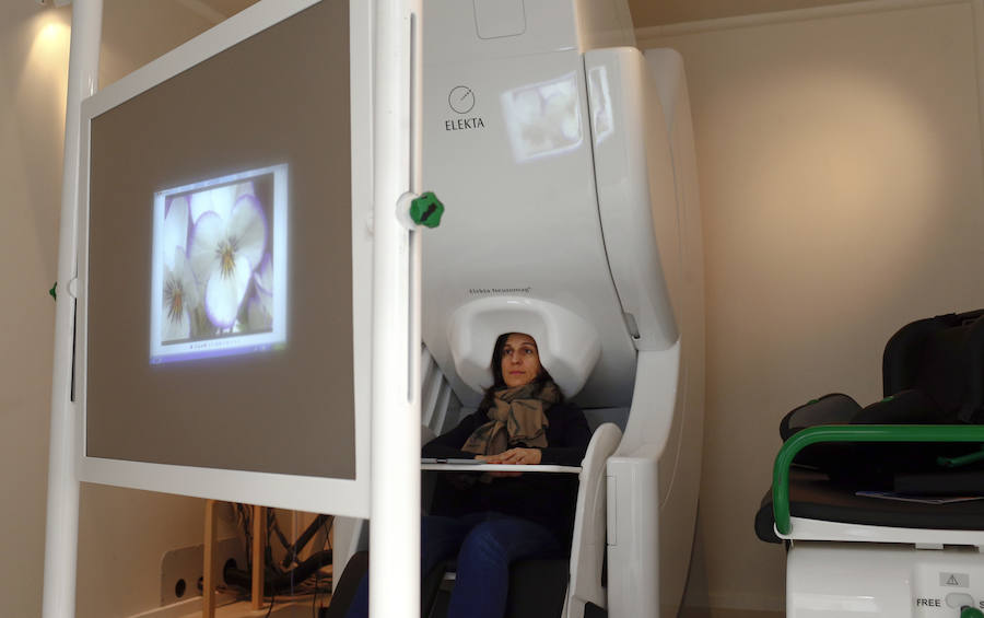 Una joven se somete a una prueba de neuromarketing en la Universidad Politécnica de Madrid. 
