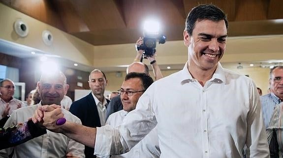 Pedro Sánchez, a su llegada al acto con militantes celebrado en Málaga.