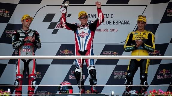 Sam Lowes (c) celebra su victoria en Jerez. 