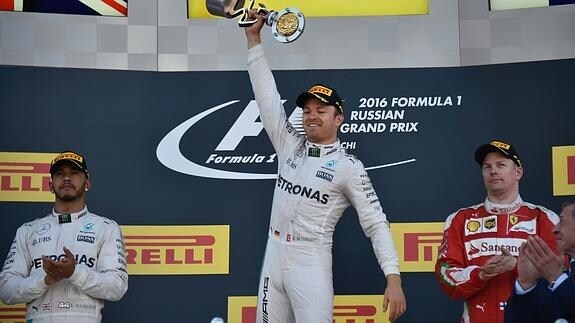 Rosberg (c) celebra su victoria sobre el podio de Sochi. 