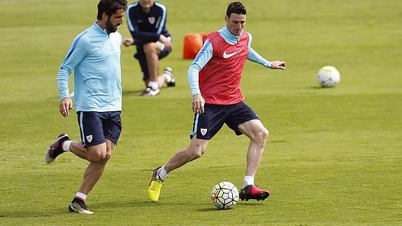 Aduriz, durante un entrenamiento. 