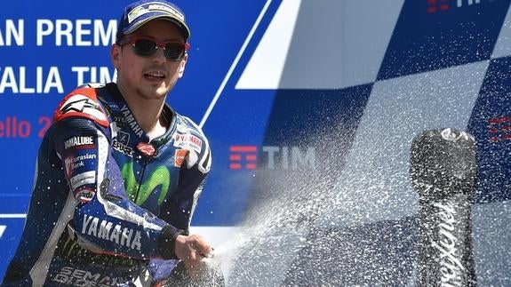 Jorge Lorenzo celebra en el podio su victoria. 