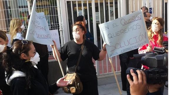 Varios vecinos a las puerta del colegio 'El Quiñón'. 