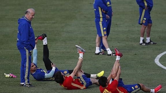 Del Bosque (i), en un entrenamiento de la selección española. 