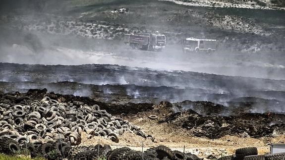 El humo sigue saliendo del cementerio de neumáticos. 