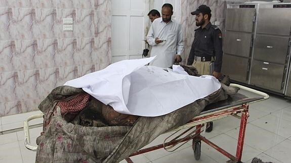 EE UU lanzó un ataque con un dron donde murió el líder talibán Ajtar Mansur.