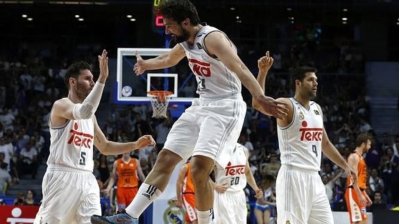 Rudy (i), Llull (c), Reyes (d), festejando una acción del partido. 