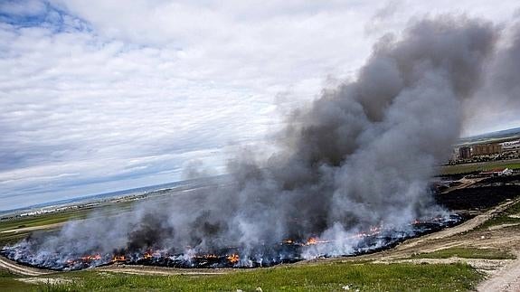 Vista del incendio de neumáticos de Seseña.