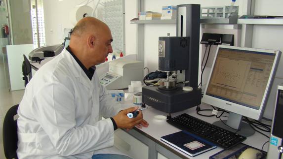 José Carlos Rodríguez Cabello, coordinador del Grupo Bioforge, en el laboratorio. 