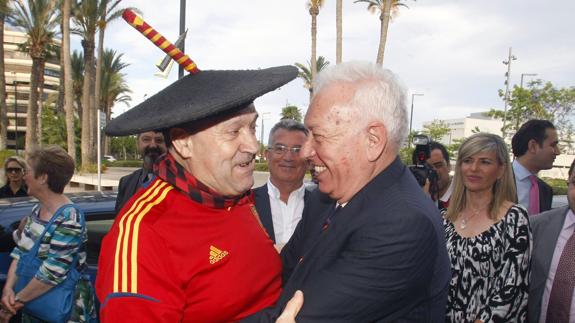 José Manuel García Margallo (d), saluda a Manolo el del bombo. 