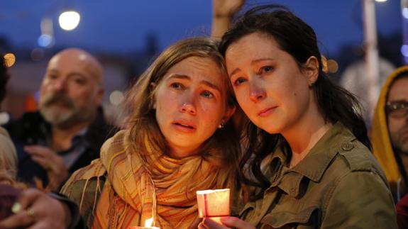 Varias personas, durante la vigilia.