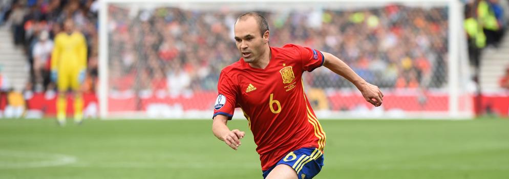 Iniesta (i), durante el partido ante la República Checa. 