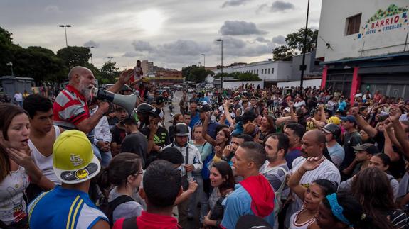 Una multitud de venezolanos protesta para exigir alimentos.