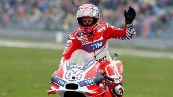 Dovizioso saluda. 